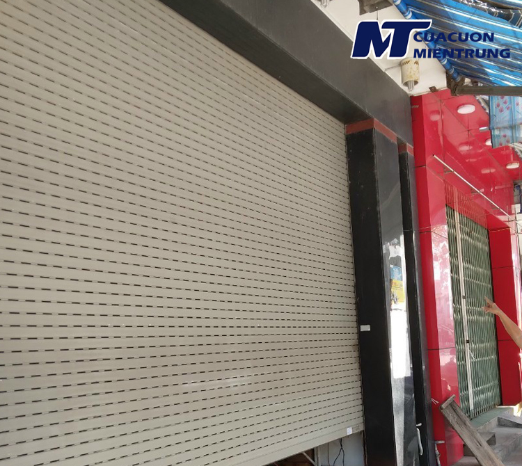 Một bộ cửa cuốn thường bao gồm những gì